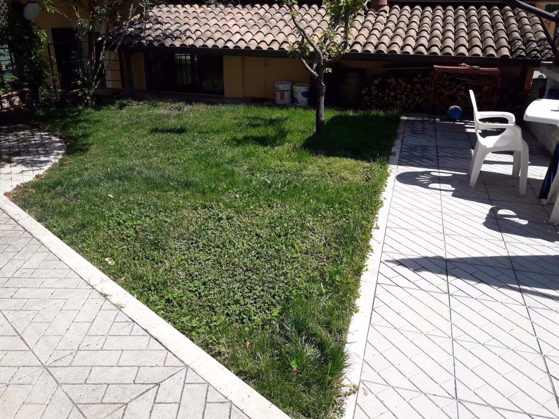 Il giardino del B&B Porta Bazzano a L'Aquila, a due passi dal centro storico