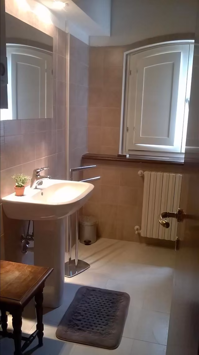 Bagno privato con lavandino, specchio e doccia