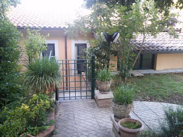 Cancello d'ingresso con piante in vaso