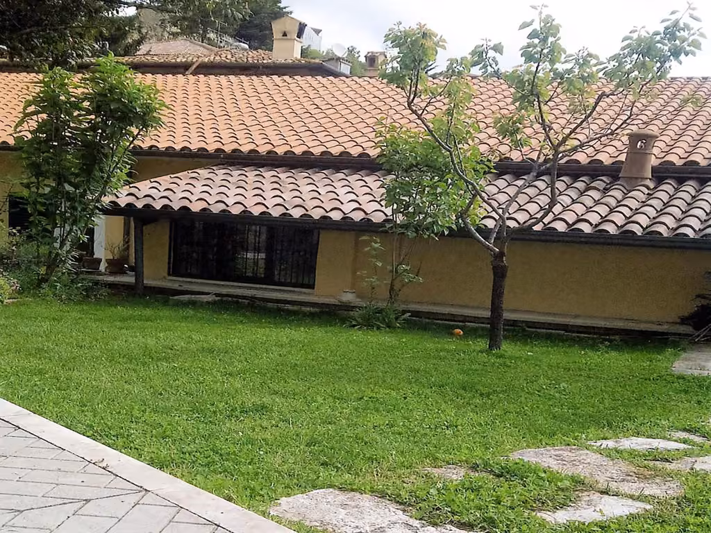 Il cortile verde della casa che ospita il B&B Porta Bazzano a L'Aquila